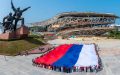 Возле памятника Солдату и Матросу развернули флаг размером 20 на 30 метров